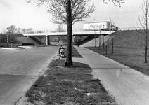 839227 Gezicht op de Schoudermantel te Bunnik, met het viaduct van Rijksweg 12.